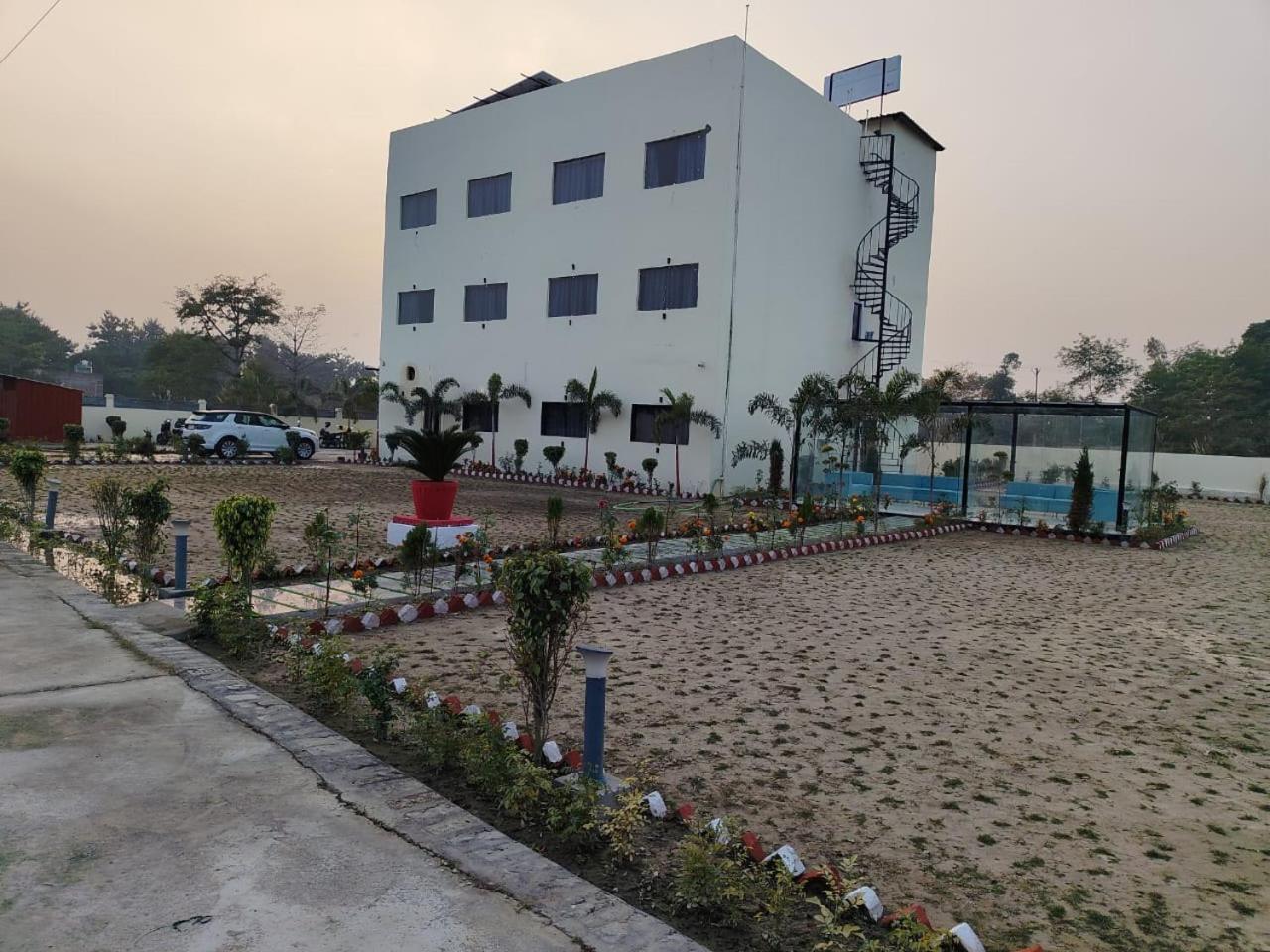The Velvet Sky Hotel & Resort Bahraich Екстериор снимка